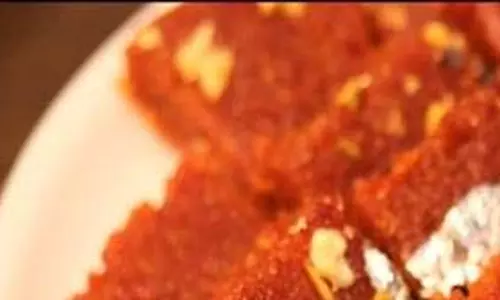Recipe: घर पर बनाएं गाजर की बर्फी Recipe: घर पर बनाएं गाजर की बर्फी