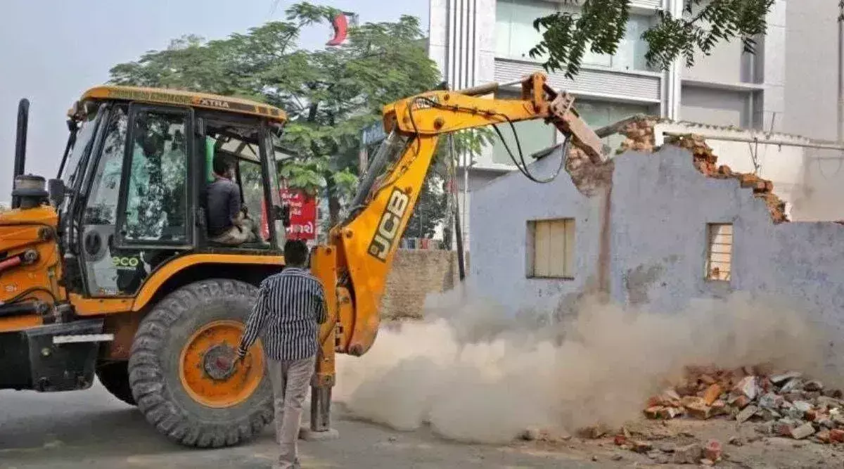 Kannauj: सपा नेता कैश खान के मैरिज हाल पर प्रशासन का चला बुलडोजर Kannauj: सपा नेता कैश खान के मैरिज हाल पर प्रशासन का चला बुलडोजर