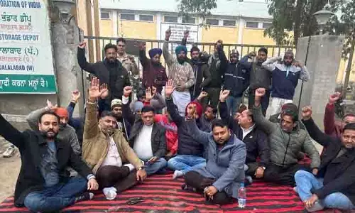 Punjab: चावल मिल मालिकों ने गोदामों में जगह की कमी को लेकर किया प्रदर्शन