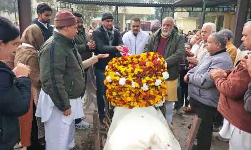 DAV नेता देव मित्तर आहूजा को सैकड़ों लोगों ने दी अंतिम श्रद्धांजलि