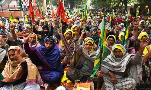 बठिंडा, बरनाला में DC कार्यालयों के बाहर किसानों का प्रदर्शन