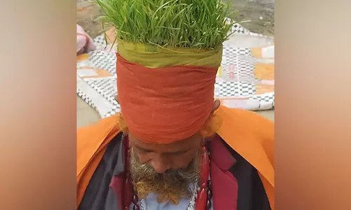Maha Kumbh Mela में अनाज वाले बाबा ने अनोखे पर्यावरण संदेश के साथ लोगों का ध्यान खींचा