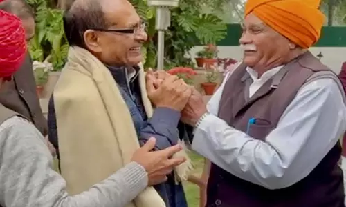 केंद्रीय मंत्री शिवराज सिंह चौहान ने फसल बीमा योजना लागू न करने को लेकर AAP सरकार की आलोचना की केंद्रीय मंत्री शिवराज सिंह चौहान ने फसल बीमा योजना लागू न करने को लेकर AAP सरकार की आलोचना की