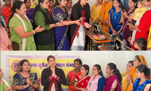 महिलाओं को सिलाई मशीन दिया गया