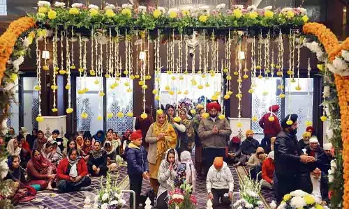 शीतलहर के बीच गुरुद्वारे में Guruparv मनाने उमड़े श्रद्धालु