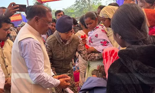 शहीद के परिजनों से भेंट कर भावुक हुए मुख्यमंत्री विष्णुदेव साय