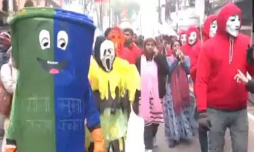 प्रयागराज के मेयर ने Maha Kumbh से पहले स्वच्छता रथ यात्रा को हरी झंडी दिखाई