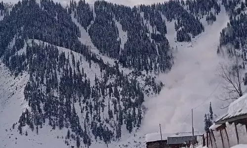 Kashmir के गुलमर्ग में नियंत्रित विस्फोट को ‘विशाल हिमस्खलन’ समझ लिया गया Kashmir के गुलमर्ग में नियंत्रित विस्फोट को ‘विशाल हिमस्खलन’ समझ लिया गया