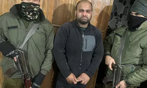 Srinagar पुलिस ने सरकारी अधिकारी बनकर ठगी करने वाले को गिरफ्तार किया