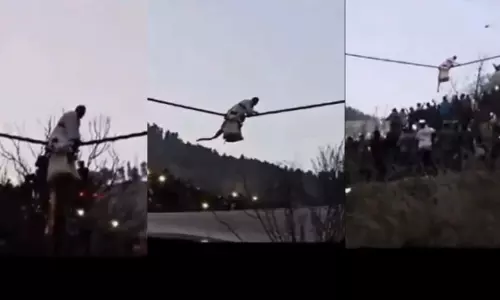 महायज्ञ के दौरान बुजुर्ग ने रस्सी के सहारे पार की खाई, देखें VIDEO... महायज्ञ के दौरान बुजुर्ग ने रस्सी के सहारे पार की खाई, देखें VIDEO...