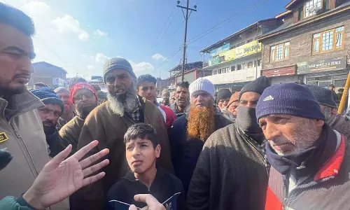 Sopore में पानी की कमी को लेकर विरोध प्रदर्शन, स्थानीय लोगों ने सड़क जाम की Sopore में पानी की कमी को लेकर विरोध प्रदर्शन, स्थानीय लोगों ने सड़क जाम की