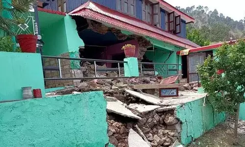 Loran में भूस्खलन के कारण आवासीय मकान क्षतिग्रस्त Loran में भूस्खलन के कारण आवासीय मकान क्षतिग्रस्त