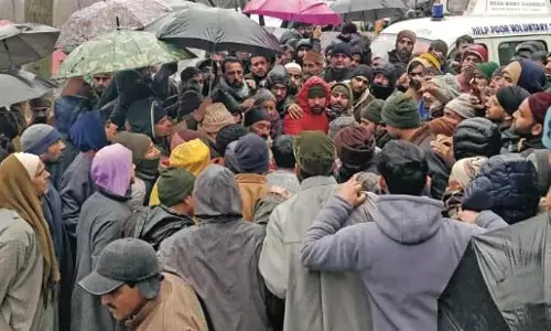Jammu: शोकाकुल उरी गिंगल गांव ने दम घुटने से हुई मौतों को नम आंखों से अलविदा कहा Jammu: शोकाकुल उरी गिंगल गांव ने दम घुटने से हुई मौतों को नम आंखों से अलविदा कहा