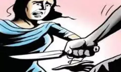 NCR Noida: सेक्टर-113 में शराबी ने महिला पर चाकू से किया हमला NCR Noida: सेक्टर-113 में शराबी ने महिला पर चाकू से किया हमला