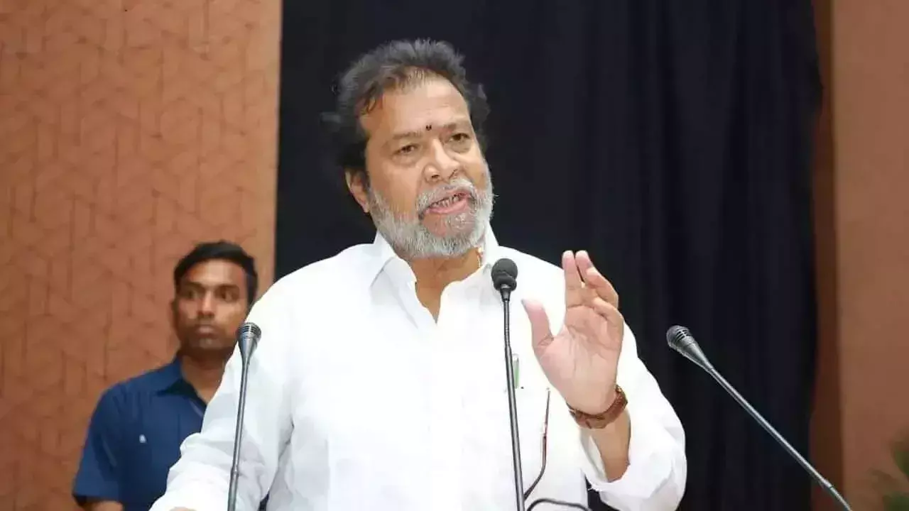 Damodar ने अस्पतालों में दवाओं की कमी पर अधिकारियों को कार्रवाई की चेतावनी दी Damodar ने अस्पतालों में दवाओं की कमी पर अधिकारियों को कार्रवाई की चेतावनी दी