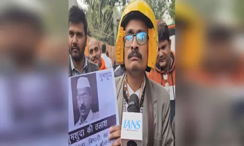 पीके के गेटअप में इस नेता को ढूंढ रहा बीके, पोस्टर में लिखा- गुमशुदा की तलाश