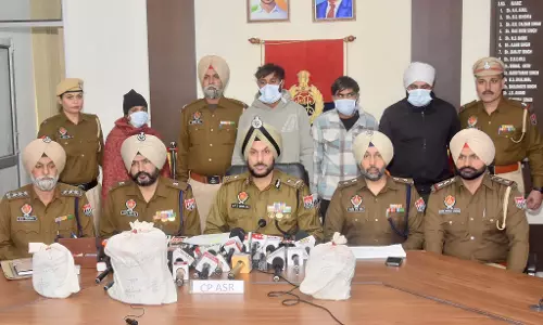 पांच किलो हेरोइन के साथ 4 तस्कर गिरफ्तार पांच किलो हेरोइन के साथ 4 तस्कर गिरफ्तार