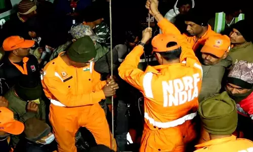 Gujarat: बोरवेल से किशोरी को बाहर निकाला गया, अस्पताल ले जाया गया