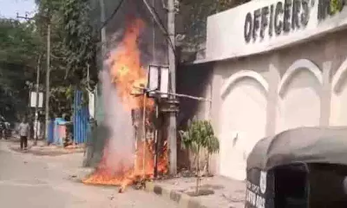 Malakpet-Saidabad रोड पर बिजली का ट्रांसफॉर्मर फटा