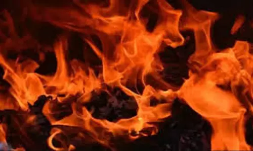 Srinagar: आग से पांच घर, कई दुकानें जलकर खाक Srinagar: आग से पांच घर, कई दुकानें जलकर खाक