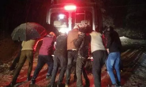 Himachal : बर्फबारी से चांशल में फंसे 7 वाहन, पुलिस ने 35 लोगों को बचाया Himachal : बर्फबारी से चांशल में फंसे 7 वाहन, पुलिस ने 35 लोगों को बचाया
