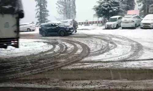 Himachal: हल्की बारिश और बर्फबारी के बीच तापमान में गिरावट Himachal: हल्की बारिश और बर्फबारी के बीच तापमान में गिरावट