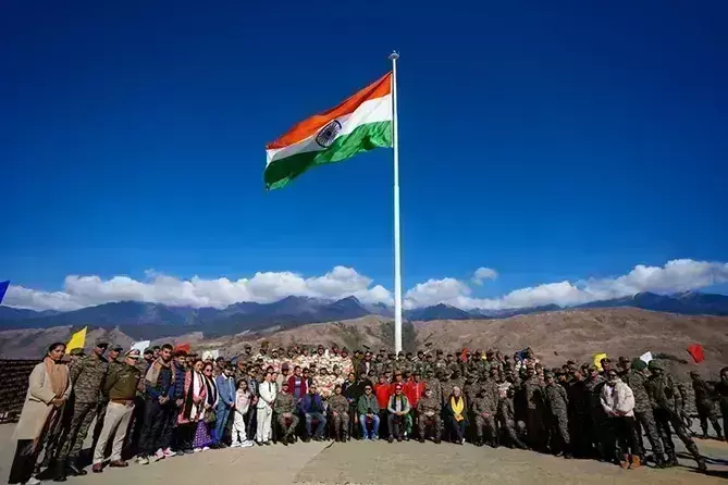 DCM मेचुखा में उच्च मस्तूल राष्ट्रीय ध्वज फहराने में शामिल हुआ