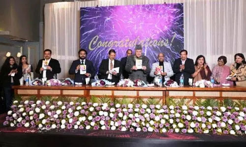 Farooq Abdullah ने आशु बंसल के कविता संग्रह कविता का सफर का विमोचन किया