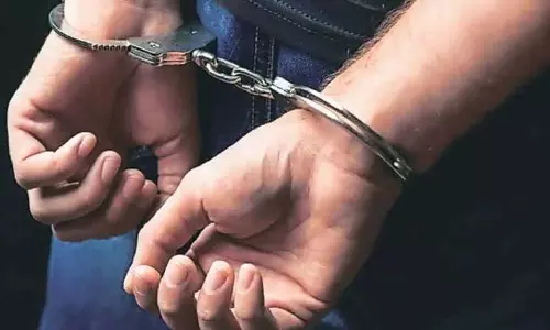 Bibwewadi में युवक को चाकू मारा: पुलिस ने दो को गिरफ्तार कर लिया Bibwewadi में युवक को चाकू मारा: पुलिस ने दो को गिरफ्तार कर लिया