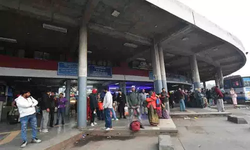 Chandigarh: रोडवेज कर्मचारियों की हड़ताल से बस सेवा प्रभावित, यात्री परेशान Chandigarh: रोडवेज कर्मचारियों की हड़ताल से बस सेवा प्रभावित, यात्री परेशान