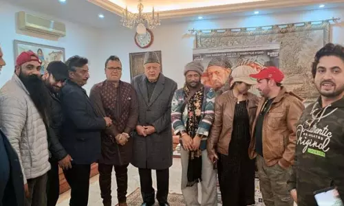 ‘Jammu 86 गैंगवार’ की टीम ने डॉ. फारूक से मुलाकात की ‘Jammu 86 गैंगवार’ की टीम ने डॉ. फारूक से मुलाकात की