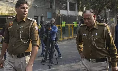 Delhi: तीन अवैध बांग्लादेशी नागरिकों को वापस भेजा गया