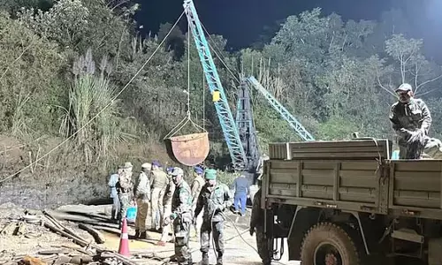 Umrangso खदान हादसा : भारतीय सेना, असम राइफल्स का बचाव अभियान जारी Umrangso खदान हादसा : भारतीय सेना, असम राइफल्स का बचाव अभियान जारी