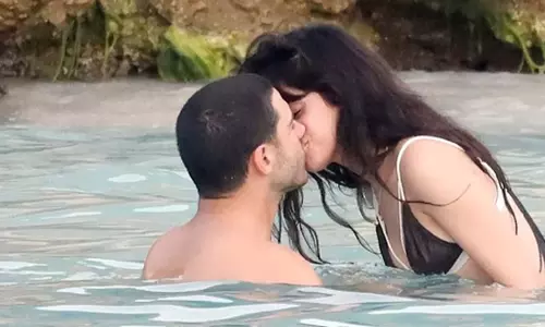 Bikini में बॉयफ्रेंड हेनरी चालहौब को किस करते दिखीं कैमिला कैबेलो Bikini में बॉयफ्रेंड हेनरी चालहौब को किस करते दिखीं कैमिला कैबेलो