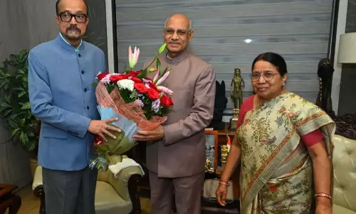 राज्यपाल रमेन डेका ने पूर्व राज्यपाल रमेश बैस से की सौजन्य भेंट