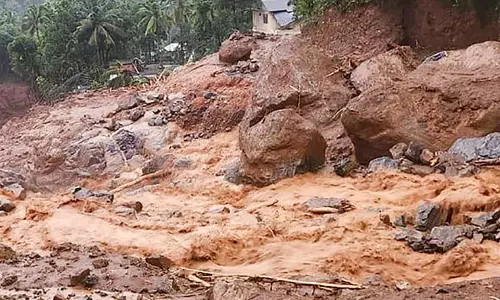 Kerala : भूस्खलन प्रभावित वायनाड में सुरक्षित, असुरक्षित क्षेत्रों का चिन्हांकन कर रहा विशेषज्ञ दल Kerala : भूस्खलन प्रभावित वायनाड में सुरक्षित, असुरक्षित क्षेत्रों का चिन्हांकन कर रहा विशेषज्ञ दल