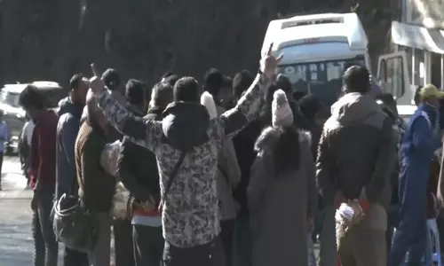 Himachal Pradesh: ताजा बर्फबारी के बाद कुफरी की पहाड़ियों पर उमड़े पर्यटक Himachal Pradesh: ताजा बर्फबारी के बाद कुफरी की पहाड़ियों पर उमड़े पर्यटक
