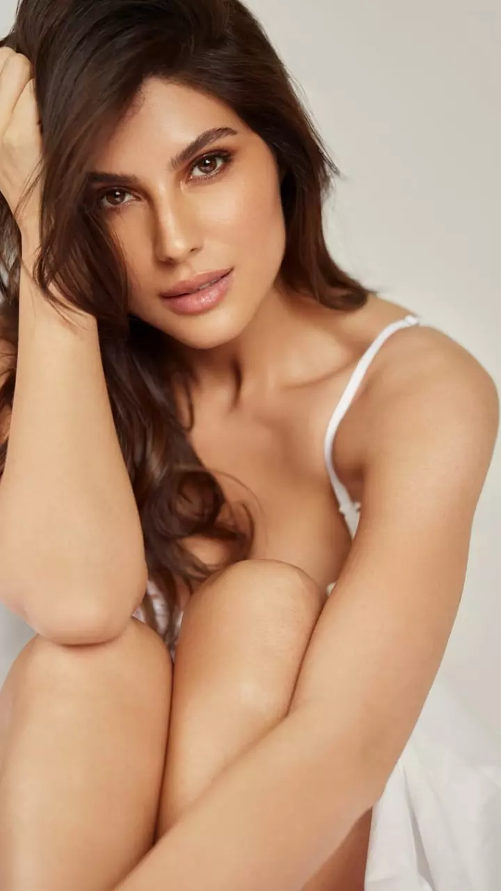 एलनाज नौरोजी का बोल्ड फोटोशूट