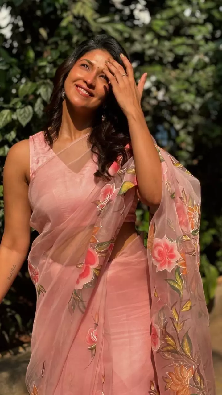 हरलीन सेठी ने साड़ी पहन लगाया तड़का