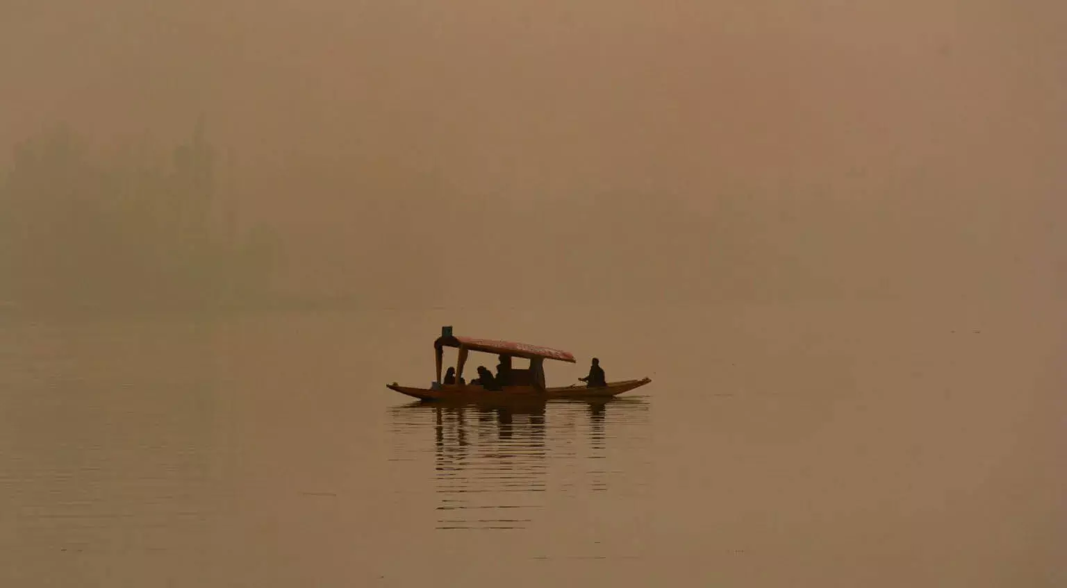 कोहरे के बीच कश्मीर में कड़ाके की ठंड से कुछ राहत मिली