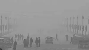 Weather: राजधानी में 5 डिग्री तक गिरेगा पारा, AQI भी 300 पार