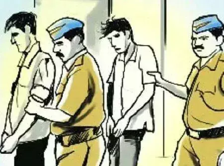 Deoghar: पचरुखी गांव में पुलिस की वर्दी में लूटपाट करने वाले दो आरोपी गिरफ्तार