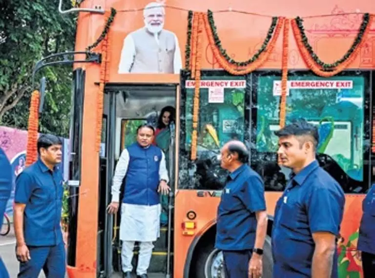 मुख्यमंत्री माझी ने Odisha में डबल डेकर बस सेवा का शुभारंभ किया