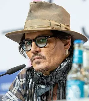 Johnny Depp ने अपने प्रशंसकों को ऑनलाइन उनके नाम पर धोखाधड़ी करने वालों के बारे में चेतावनी दी