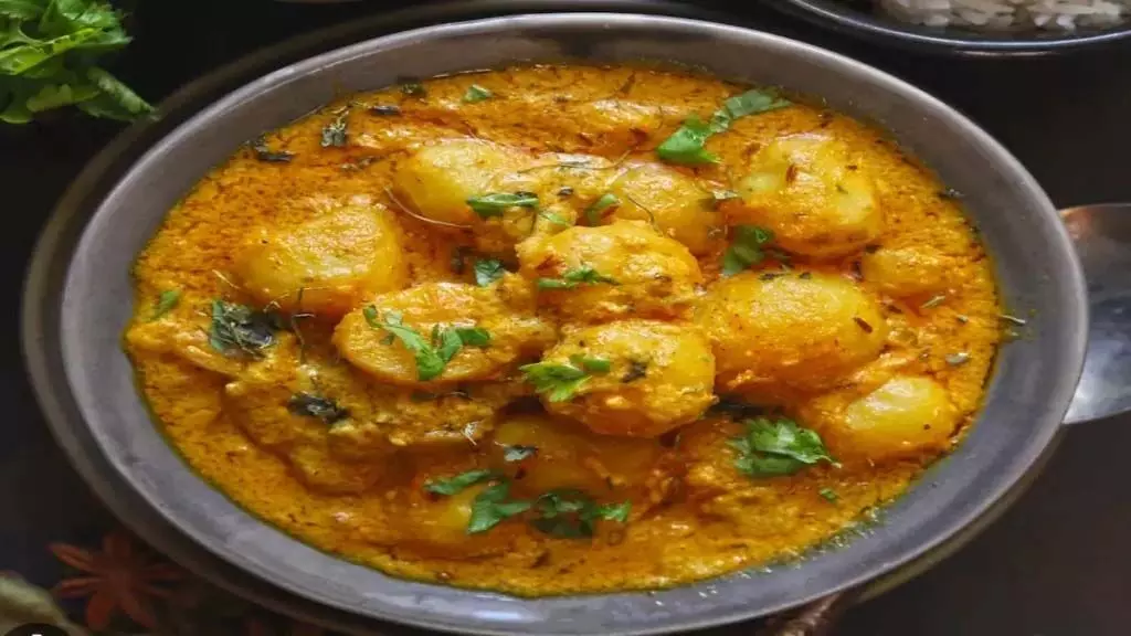 Kashmiri Dum Aloo : घर पर बच्चों के लिए बनाये स्वादिष्ट कश्मीरी दम आलू