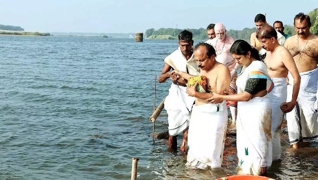 Kerala : एमटी वासुदेवन नायर का परिवार थिरुनावाया में बाली तर्पणम करता