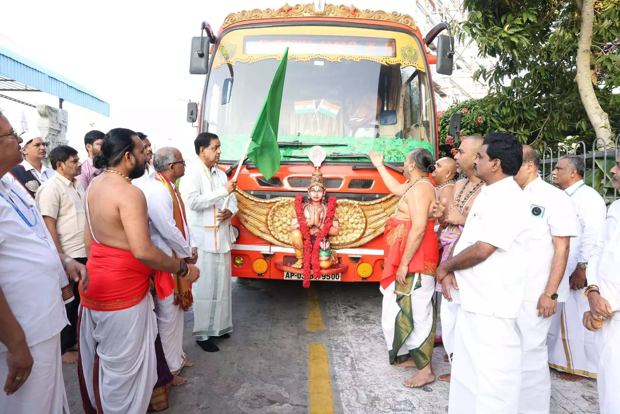 AP: श्रीवारी कल्याणरथम प्रयागराज कुंभ मेले के लिए प्रस्थान