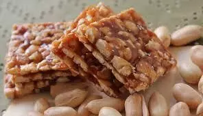 Jaggery-Peanut Gajak सर्दियों की शान है यह मिठाई