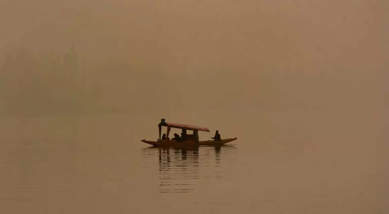 कोहरे के बीच Kashmir में कड़ाके की ठंड से कुछ राहत मिली