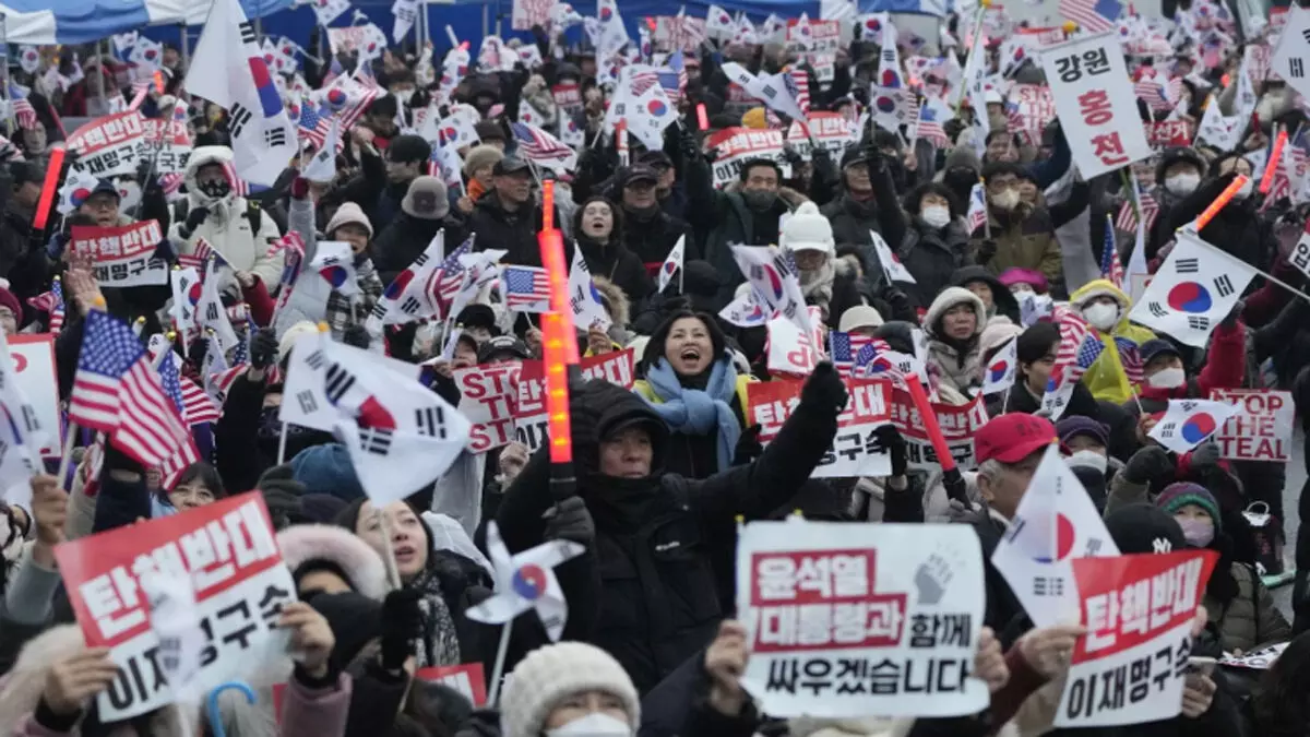 South Korea: सैकड़ों लोगों ने राष्ट्रपति निवास के निकट रैली निकाली